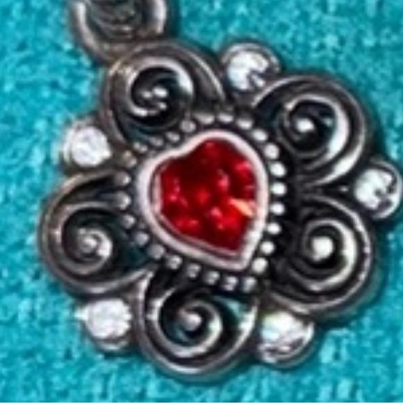 Vintage Brighton Charm bracelet with tin. 26 charms. 7.5 inches. - Picture 15 of 16